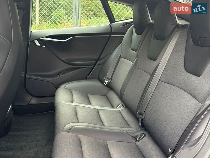 Лифтбек Tesla Model S 2018 в Львове