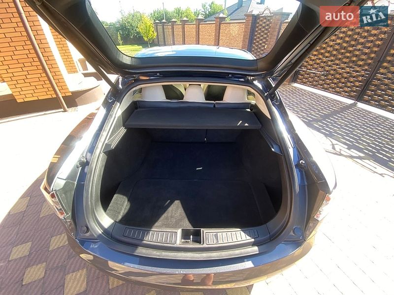 Ліфтбек Tesla Model S 2018 в Луцьку