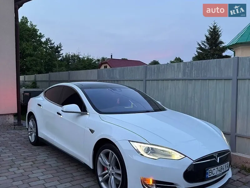 Tesla Model S 2014