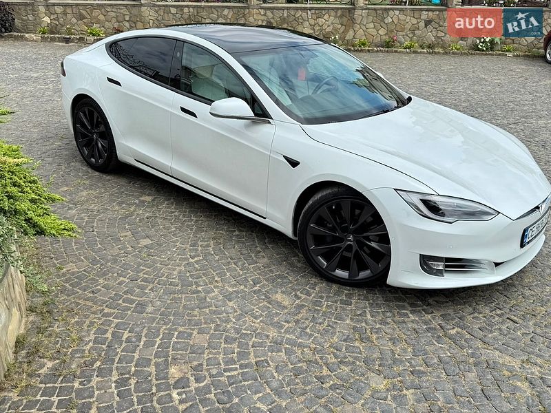 Ліфтбек Tesla Model S 2019 в Чернівцях