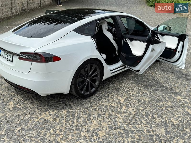 Ліфтбек Tesla Model S 2019 в Чернівцях