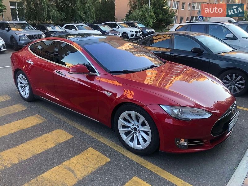 Ліфтбек Tesla Model S 2016 в Києві