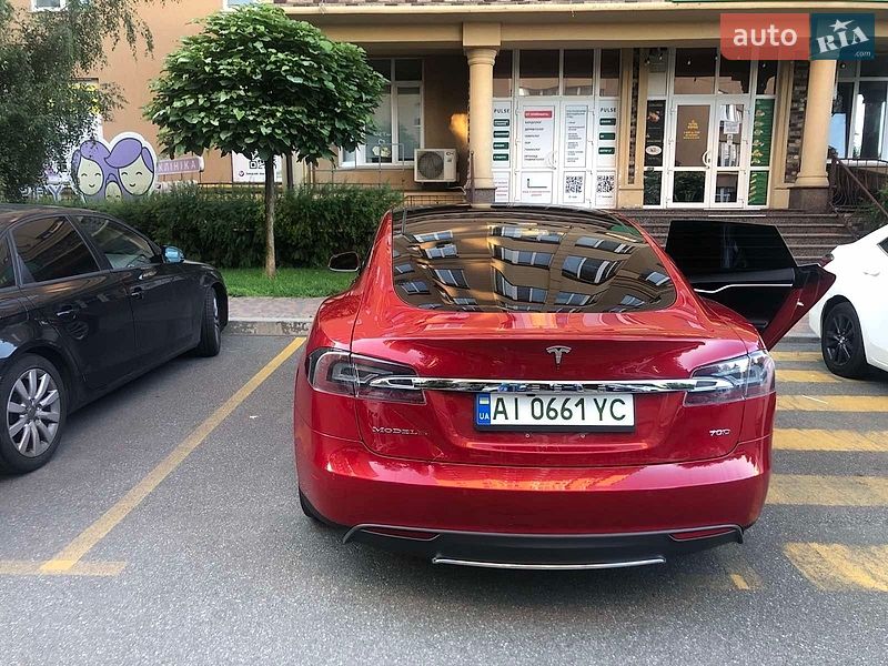 Ліфтбек Tesla Model S 2016 в Києві