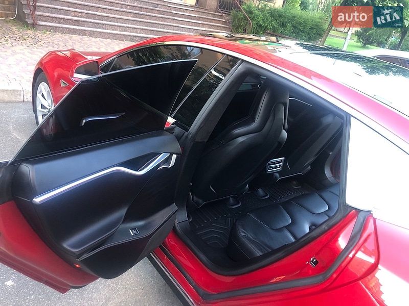 Ліфтбек Tesla Model S 2016 в Києві