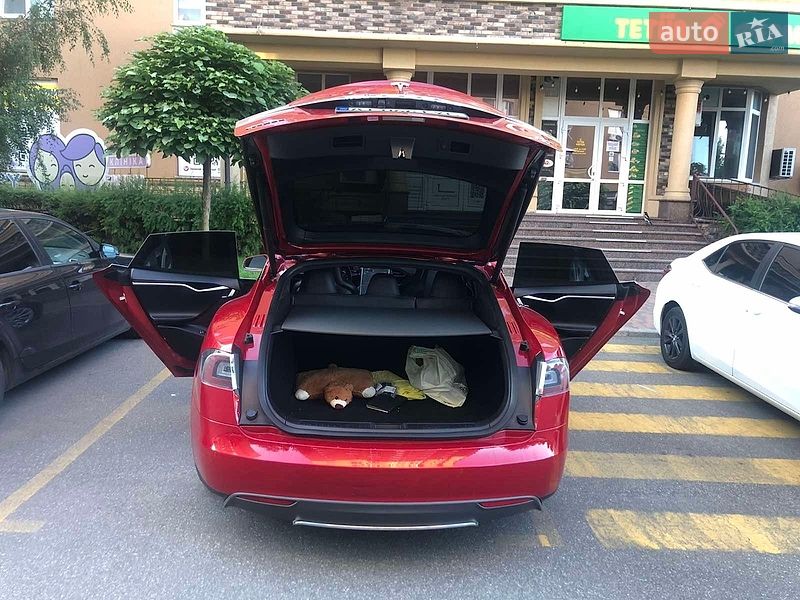 Ліфтбек Tesla Model S 2016 в Києві
