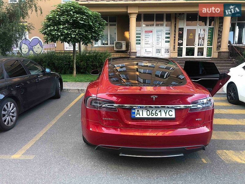 Ліфтбек Tesla Model S 2016 в Києві