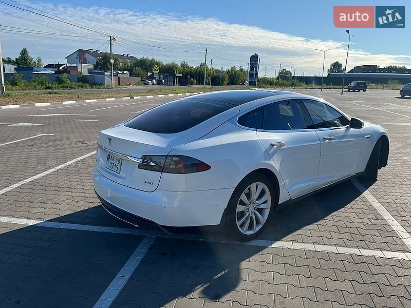 Лифтбек Tesla Model S 2015 в Киеве