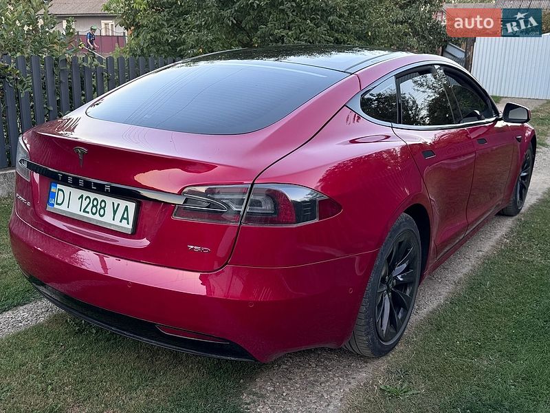 Лифтбек Tesla Model S 2017 в Черновцах