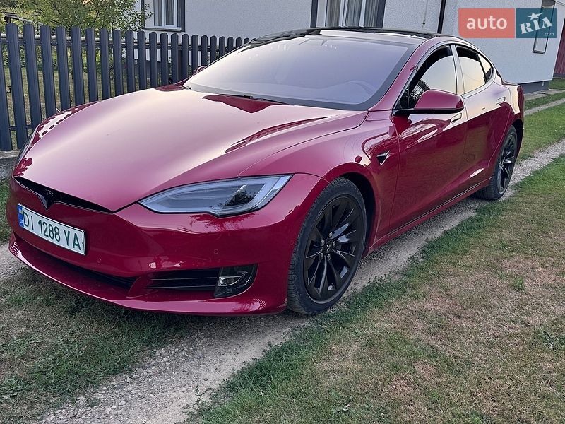 Лифтбек Tesla Model S 2017 в Черновцах