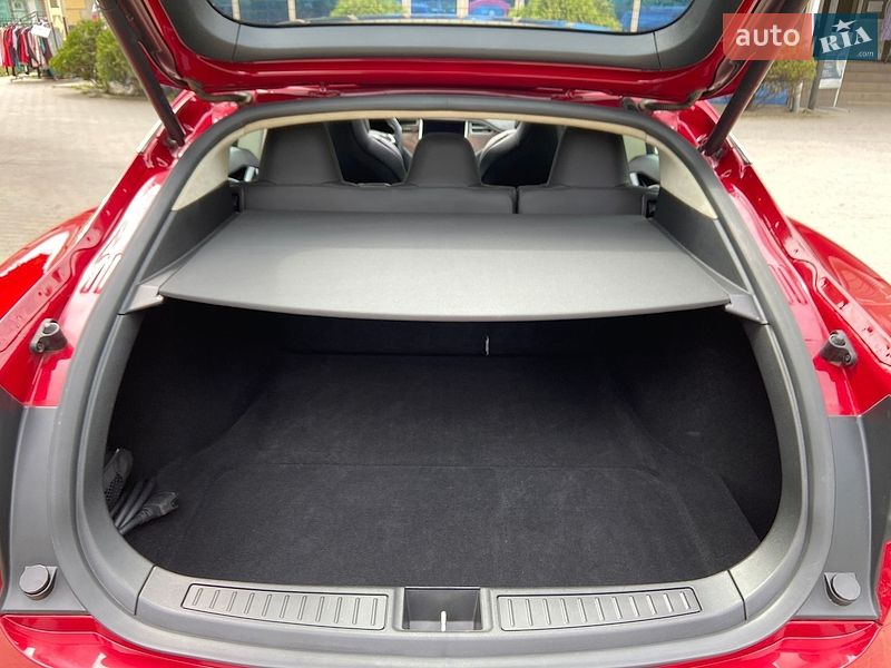 Лифтбек Tesla Model S 2017 в Черновцах