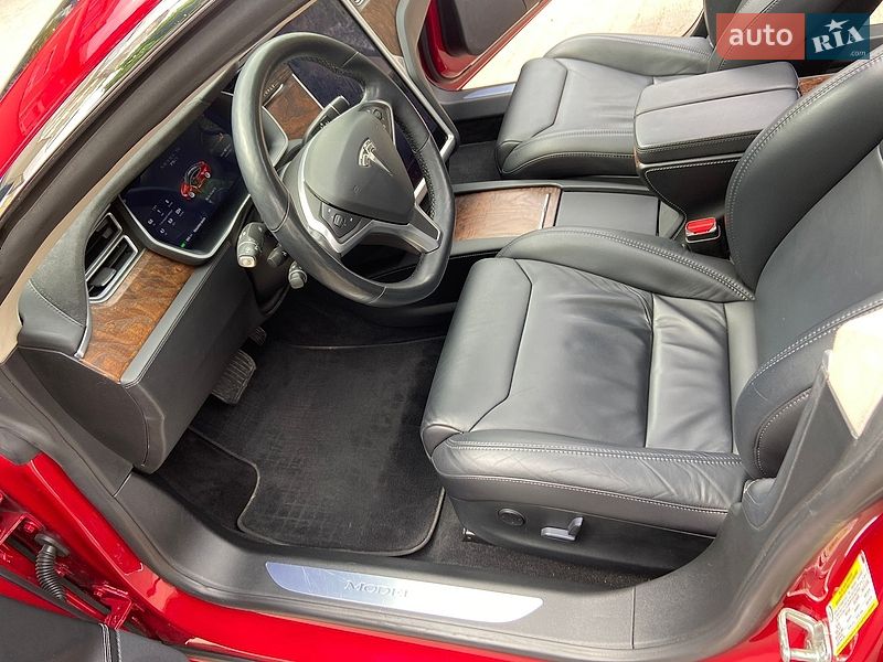 Лифтбек Tesla Model S 2017 в Черновцах
