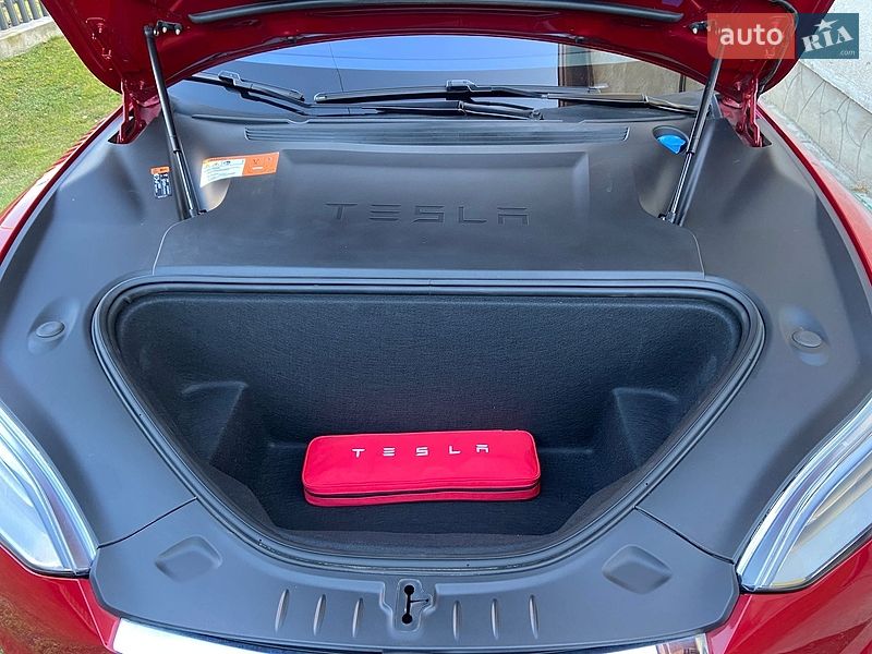 Лифтбек Tesla Model S 2017 в Черновцах
