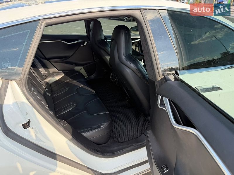 Ліфтбек Tesla Model S 2015 в Києві