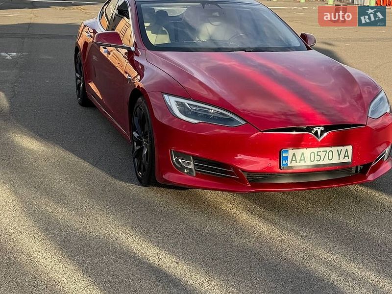 Лифтбек Tesla Model S 2018 в Киеве