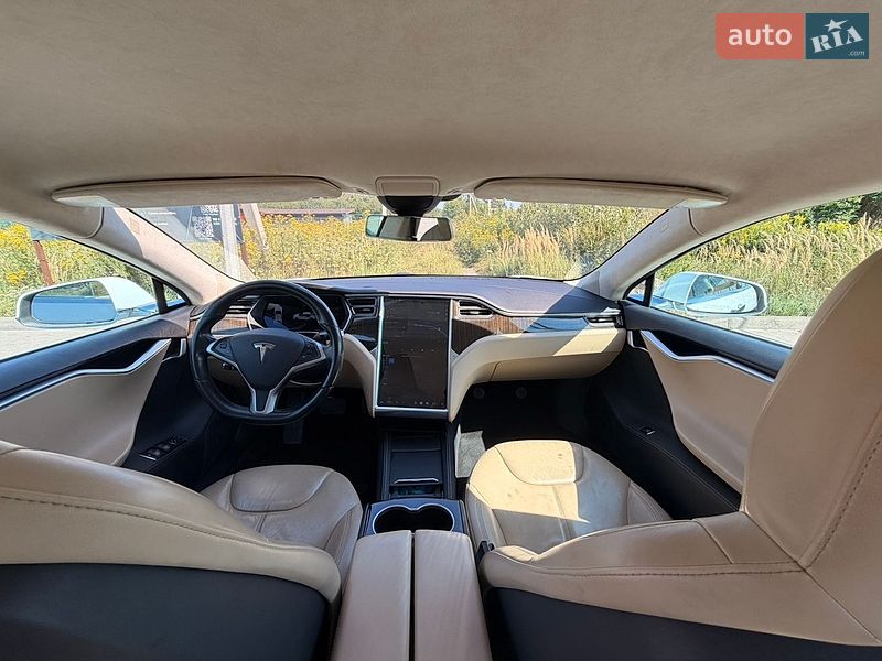 Лифтбек Tesla Model S 2015 в Львове