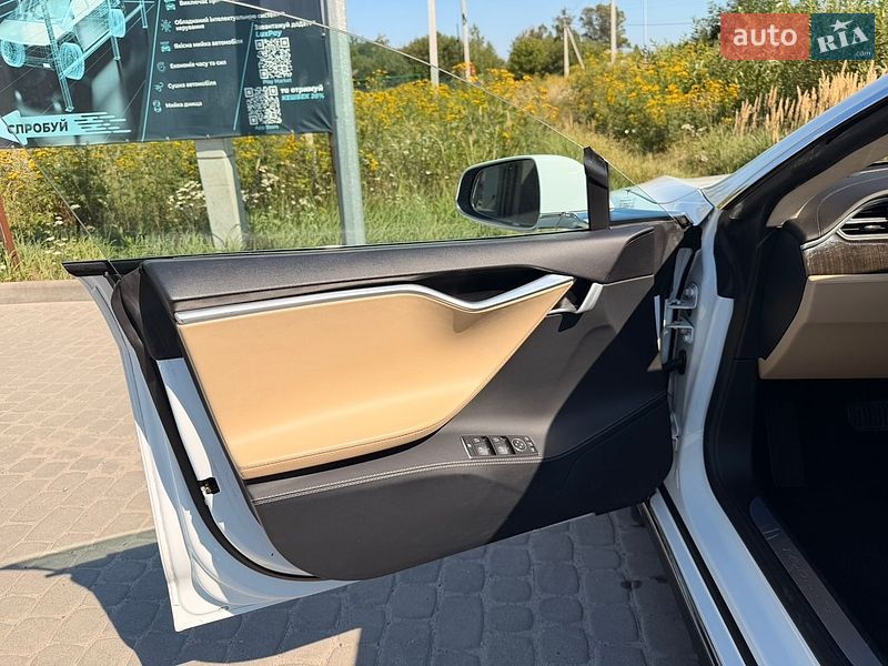 Лифтбек Tesla Model S 2015 в Львове