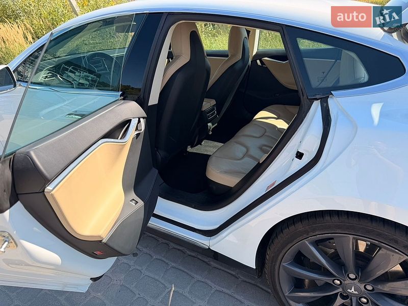 Лифтбек Tesla Model S 2015 в Львове