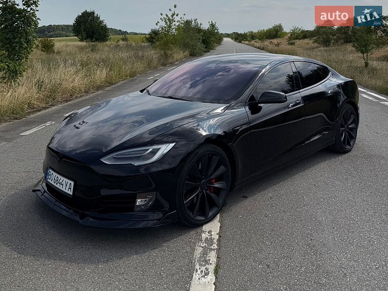 Tesla Model S, photos from the listing