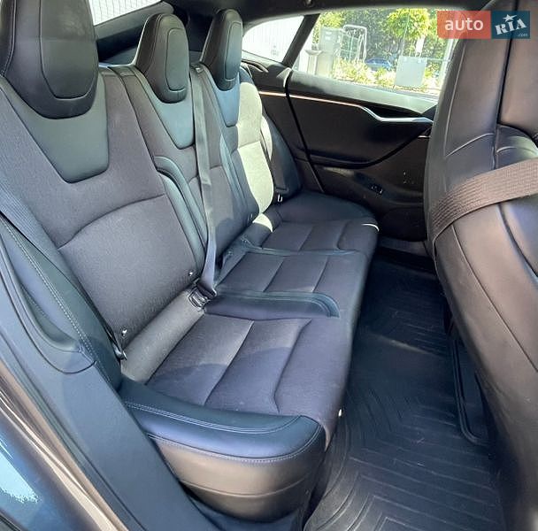 Лифтбек Tesla Model S 2017 в Каменец-Подольском