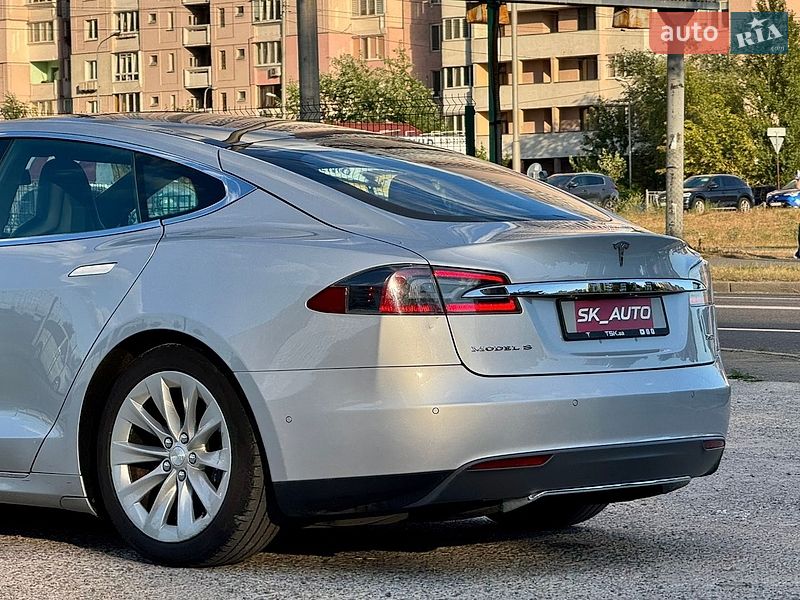 Лифтбек Tesla Model S 2016 в Киеве