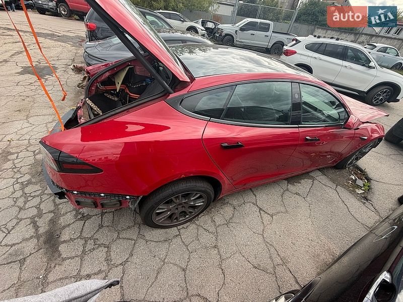 Лифтбек Tesla Model S 2023 в Ровно