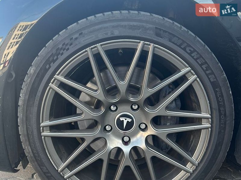 Лифтбек Tesla Model S 2019 в Стрые
