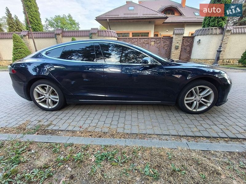 Лифтбек Tesla Model S 2014 в Львове
