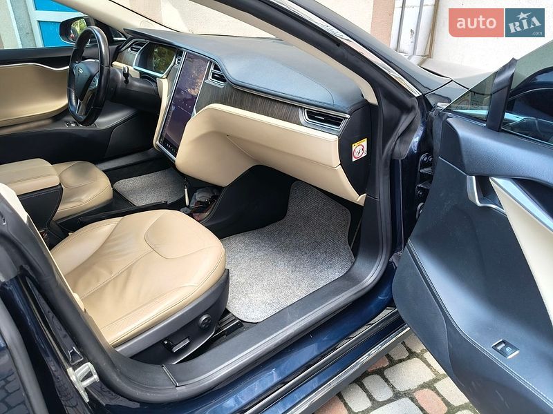 Лифтбек Tesla Model S 2014 в Львове