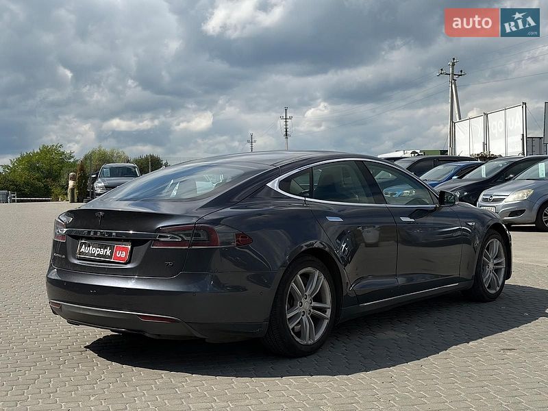 Ліфтбек Tesla Model S 2015 в Львові
