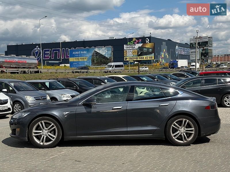 Ліфтбек Tesla Model S 2015 в Львові
