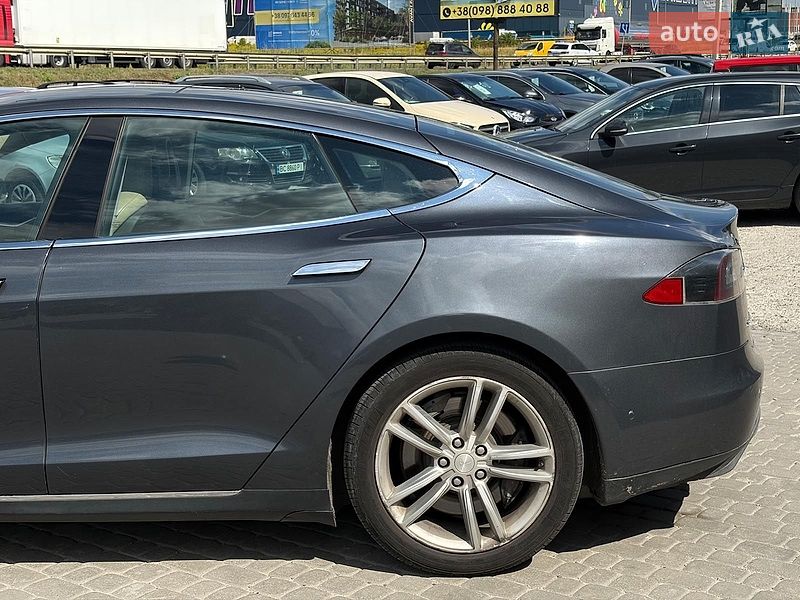 Ліфтбек Tesla Model S 2015 в Львові
