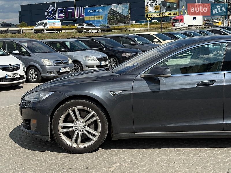 Ліфтбек Tesla Model S 2015 в Львові