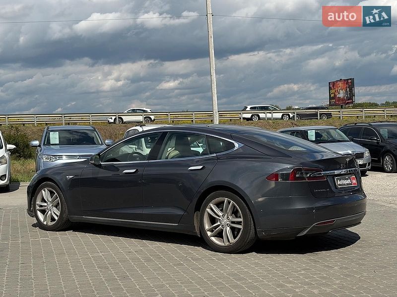 Ліфтбек Tesla Model S 2015 в Львові