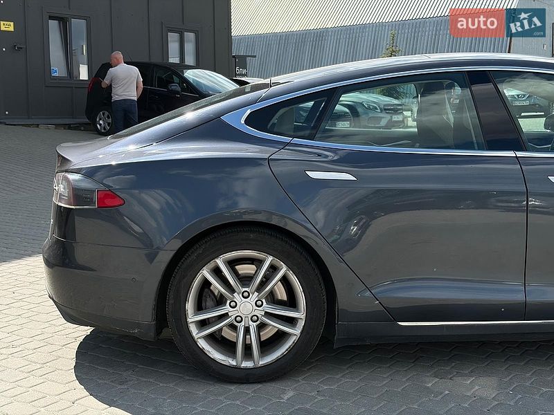Ліфтбек Tesla Model S 2015 в Львові