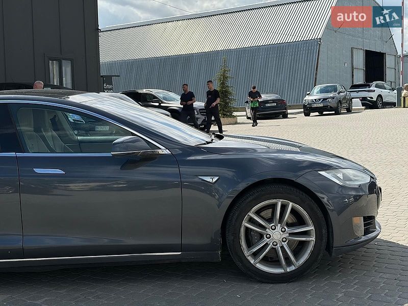 Ліфтбек Tesla Model S 2015 в Львові