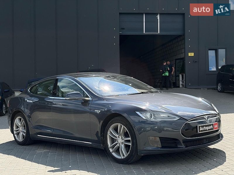 Ліфтбек Tesla Model S 2015 в Львові