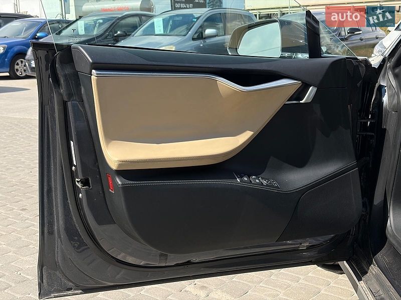 Ліфтбек Tesla Model S 2015 в Львові