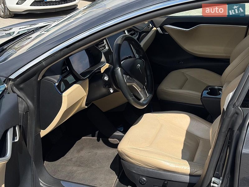 Ліфтбек Tesla Model S 2015 в Львові
