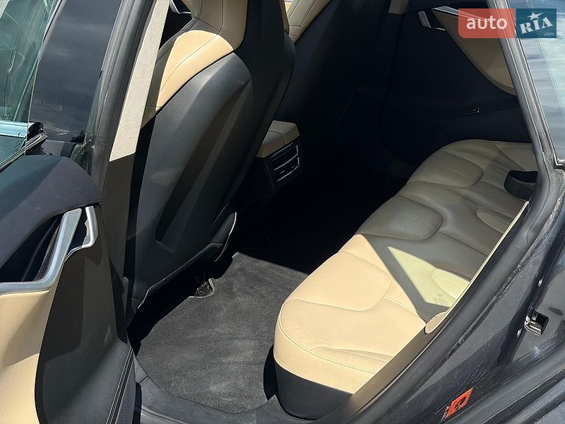 Ліфтбек Tesla Model S 2015 в Львові