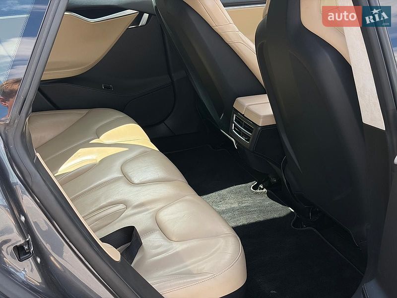 Ліфтбек Tesla Model S 2015 в Львові