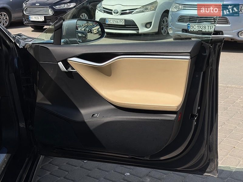 Ліфтбек Tesla Model S 2015 в Львові