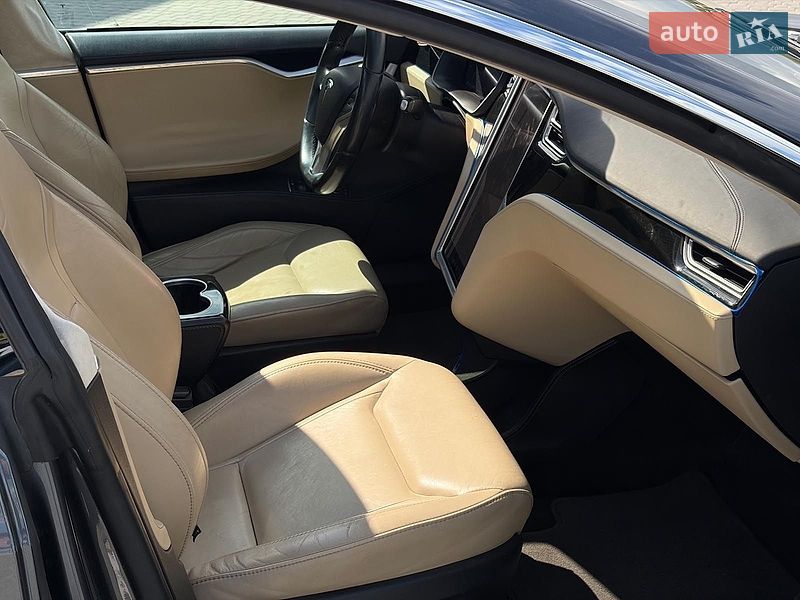 Ліфтбек Tesla Model S 2015 в Львові