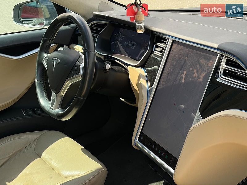 Ліфтбек Tesla Model S 2015 в Львові