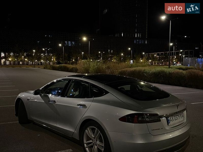 Лифтбек Tesla Model S 2014 в Киеве