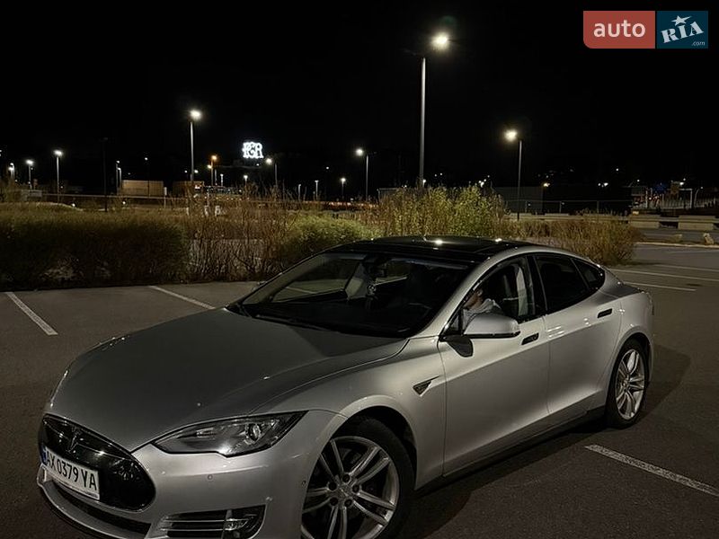 Лифтбек Tesla Model S 2014 в Киеве