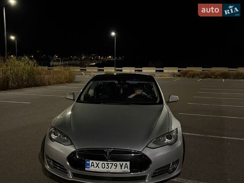 Лифтбек Tesla Model S 2014 в Киеве