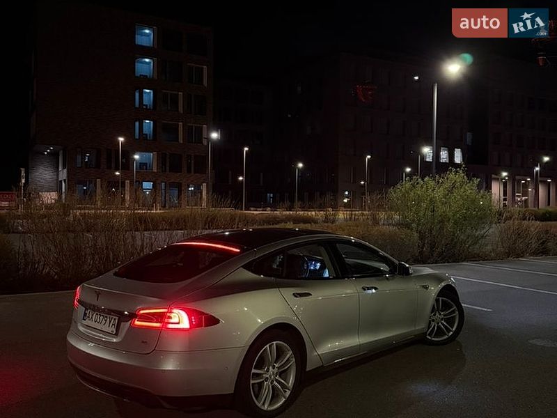 Лифтбек Tesla Model S 2014 в Киеве