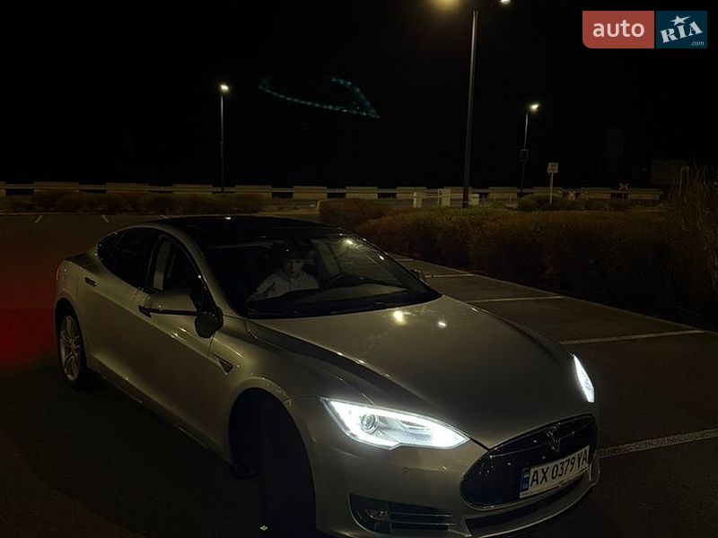 Лифтбек Tesla Model S 2014 в Киеве