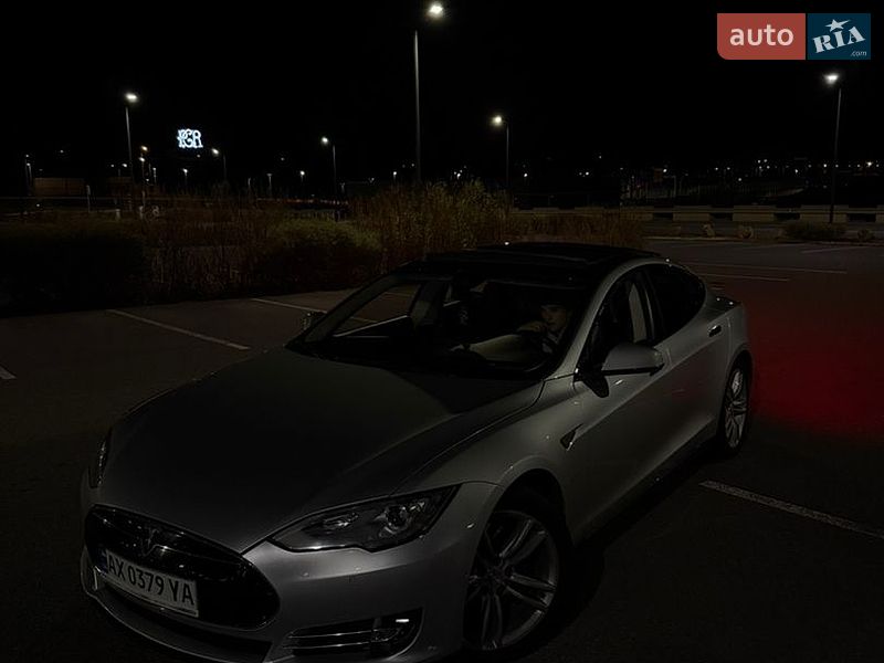 Лифтбек Tesla Model S 2014 в Киеве