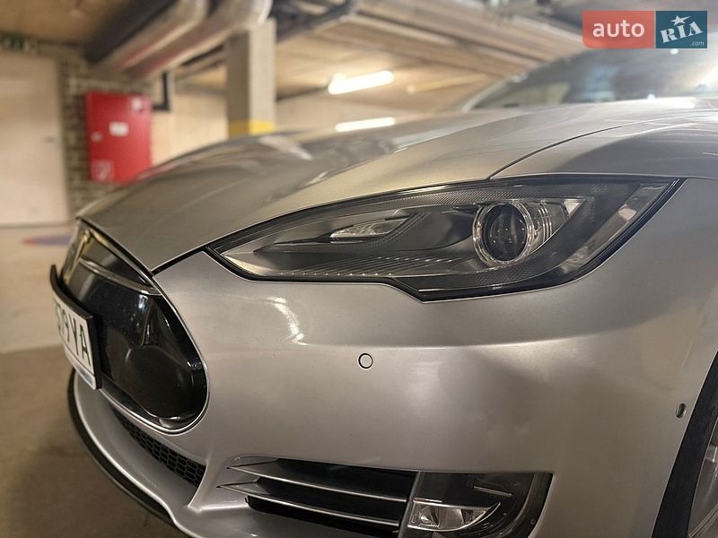 Лифтбек Tesla Model S 2014 в Киеве